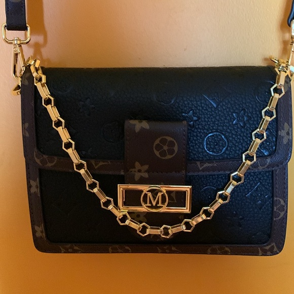 Hard shell style crossbody bag. - Picture 2 of 6